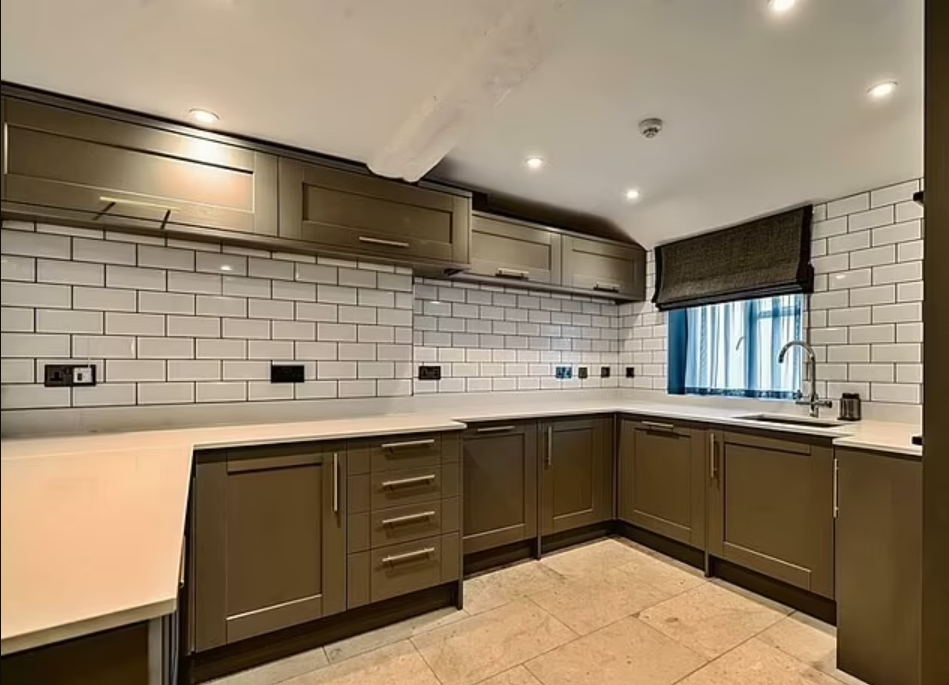 Дом 18 века с огромным садом продают всего за 1 фунт, но есть одно условие